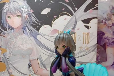 洛天依泳装和星空之伴手办